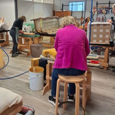 Entisöinti ja verhoilu -kurssilla